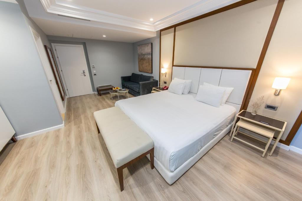 Postel nebo postele na pokoji v ubytování Hotel Brilant Saranda