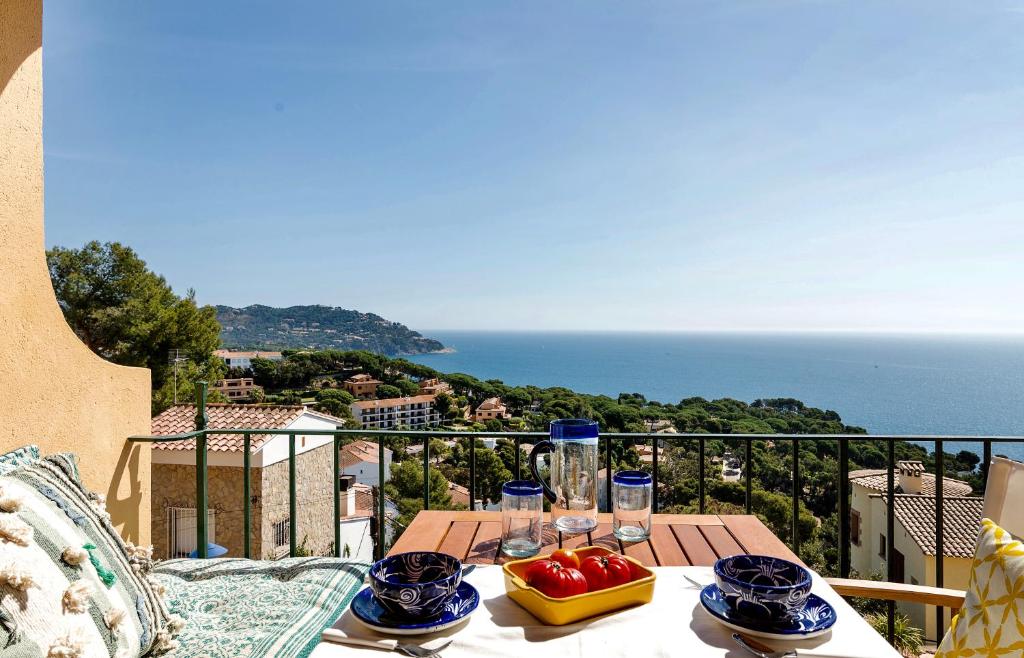 カレリャ・デ・パラフルジェリにあるPanorama Costa Bravaの海を望むバルコニーの上にテーブルと食べ物