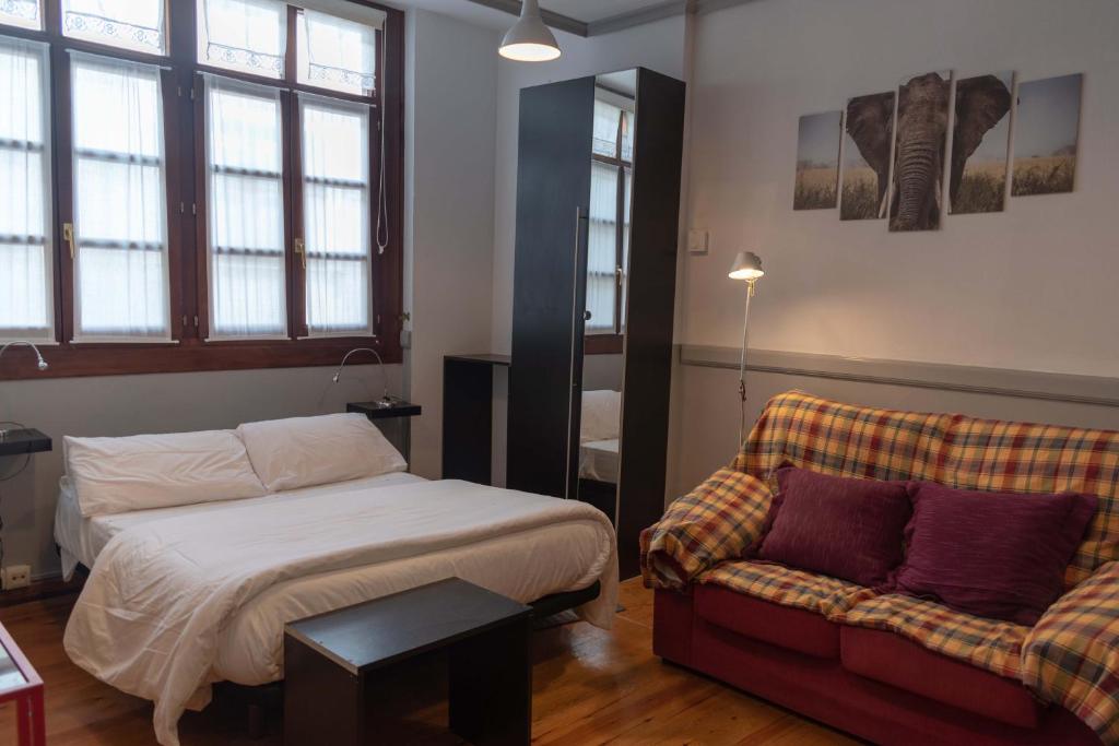 Tempat tidur dalam kamar di Apartamentos San Roque