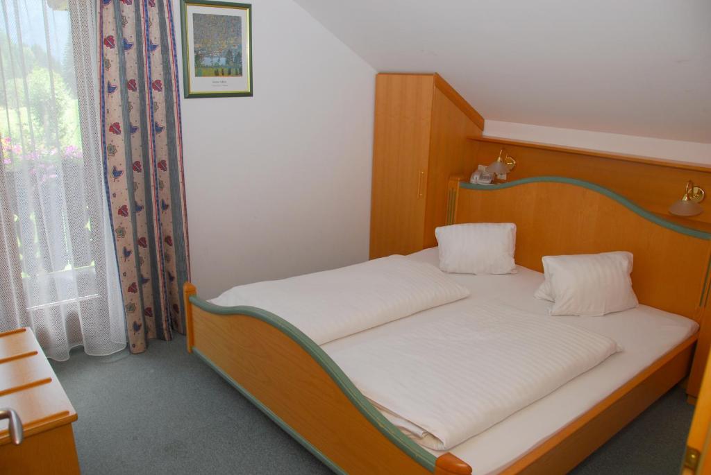 Postel nebo postele na pokoji v ubytování Alpenhotel Badmeister