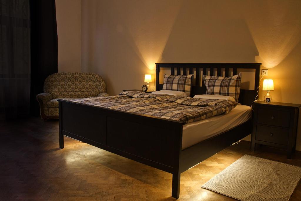 sypialnia z dużym łóżkiem i krzesłem w obiekcie Apartmán pod rozhlednou w mieście Roudnice nad Labem