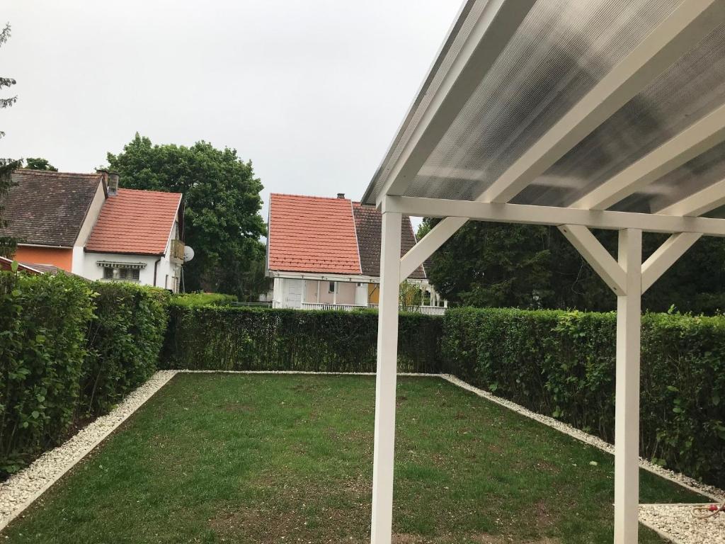 Vonkajšia záhrada v ubytovaní Heni Apartment