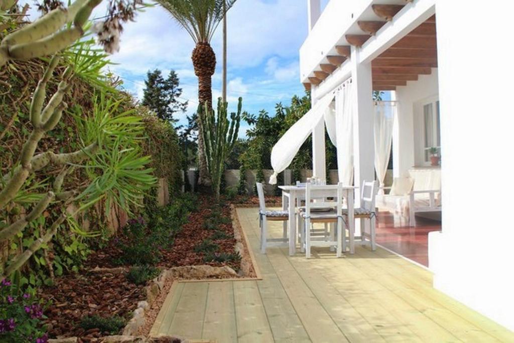 una casa con patio con mesa y sillas en Es Daus - Formentera Break, en Es Pujols