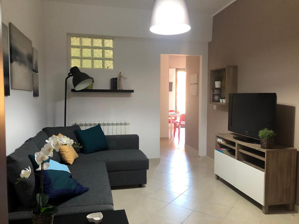 sala de estar con sofá y TV en Casa del Corso, en Licata