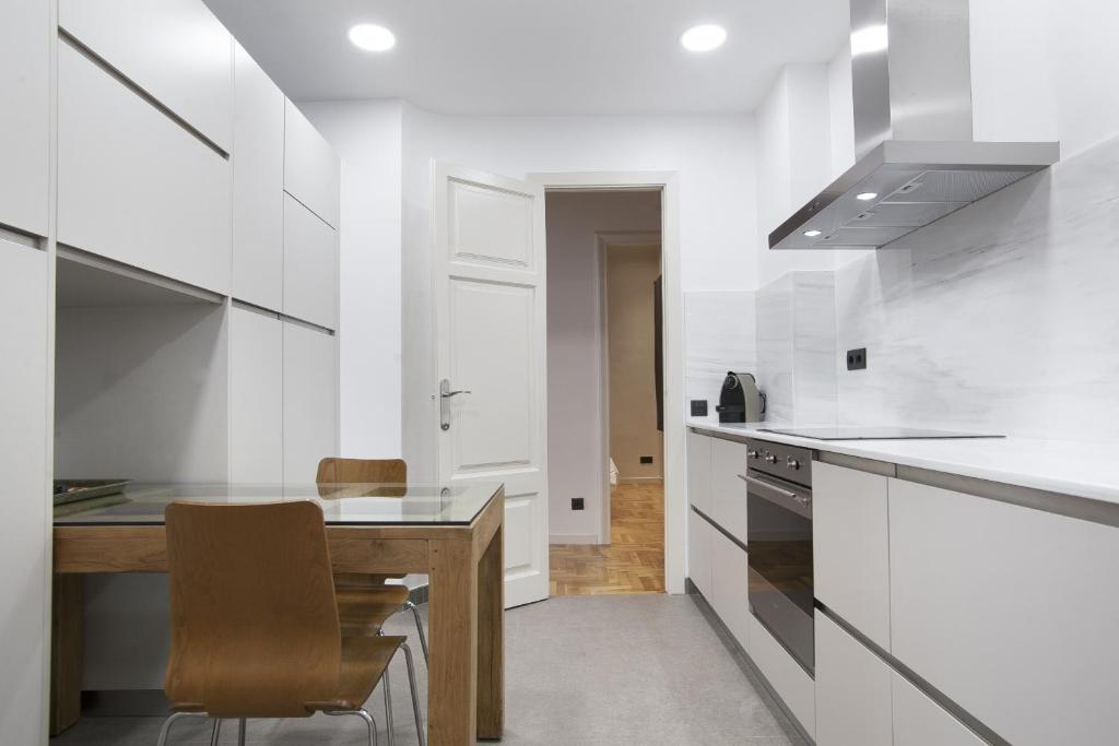 Kuchyňa alebo kuchynka v ubytovaní Tendency Sagrada Familia Luxury