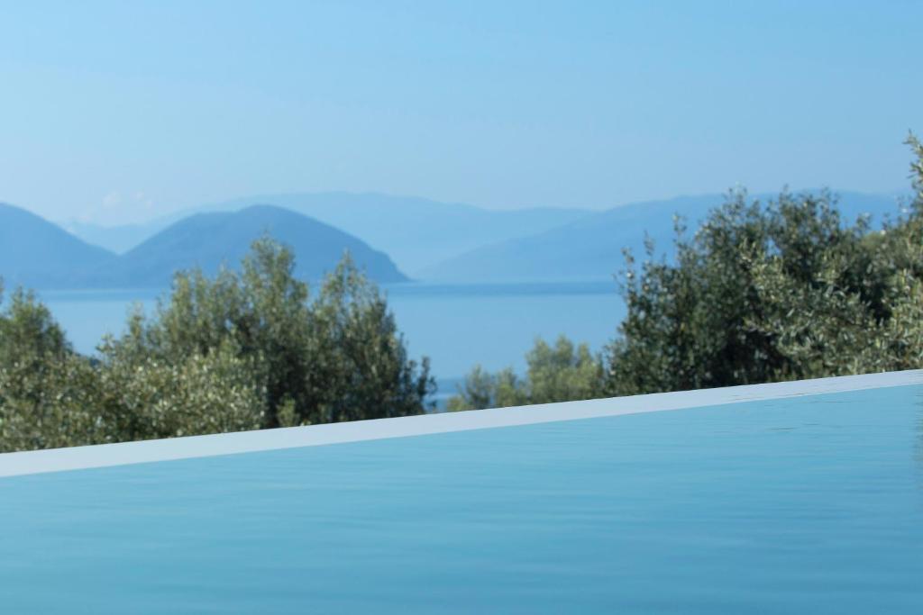 a view of the mountains from a swimming pool at Horizon Villas in Póndi