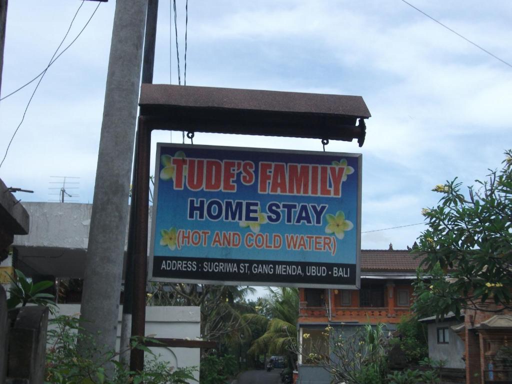 una señal para una estancia en casa en un edificio en Tude's Family Homestay, en Ubud