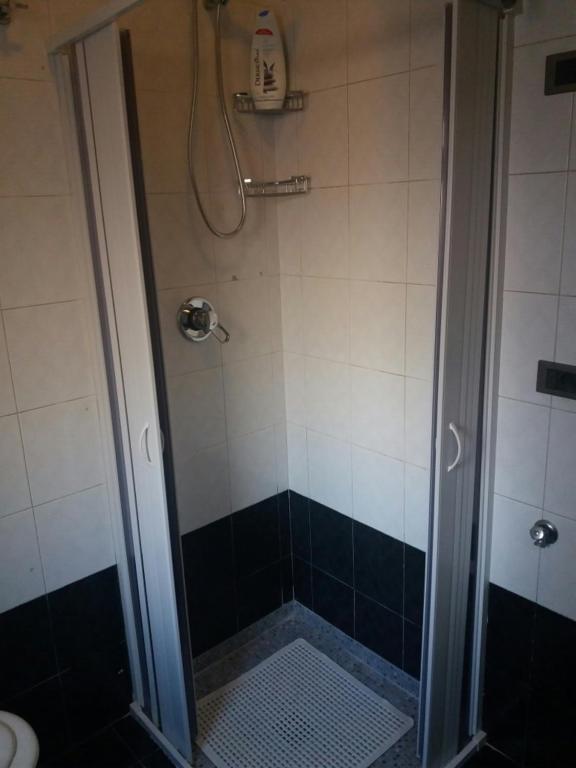W łazience znajduje się prysznic ze szklanymi drzwiami. w obiekcie Appartamento Residence Baia Blu w mieście Gallipoli