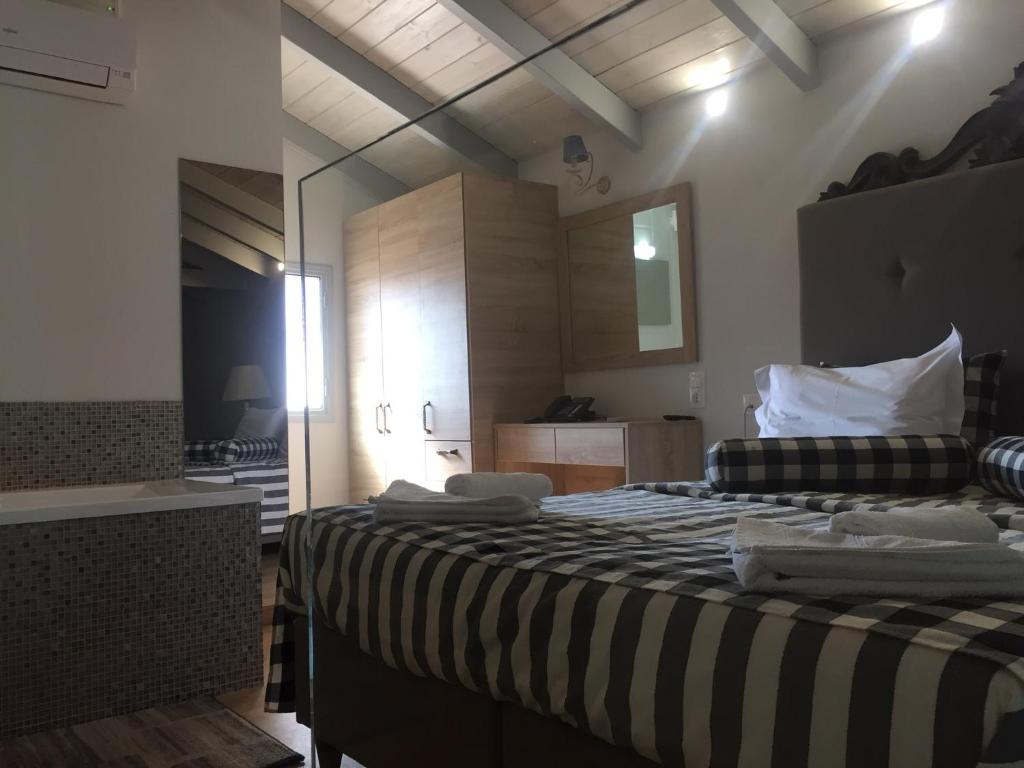Posteľ alebo postele v izbe v ubytovaní Porto Enetiko Suites
