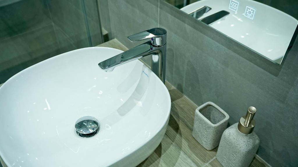 A bathroom at Stratonikis Apartments