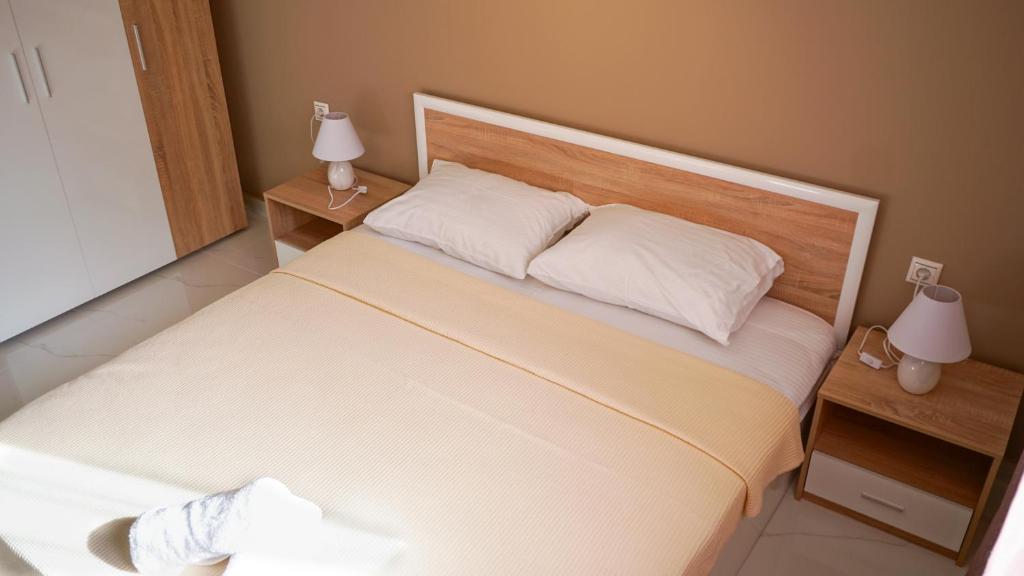 A bed or beds in a room at Stratonikis Apartments