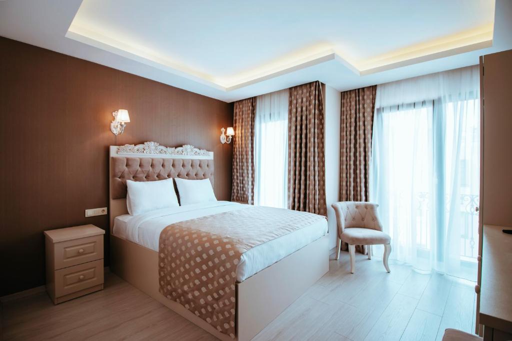 um quarto de hotel com uma cama e uma cadeira em Istanroom by Keo em Istambul