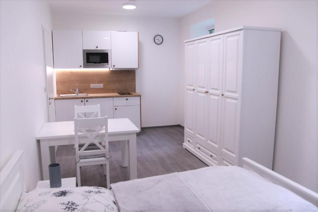 Kuchyň nebo kuchyňský kout v ubytování JM Apartments