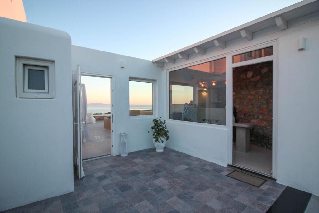 A balcony or terrace at Sea & Stone Residence Mykonos