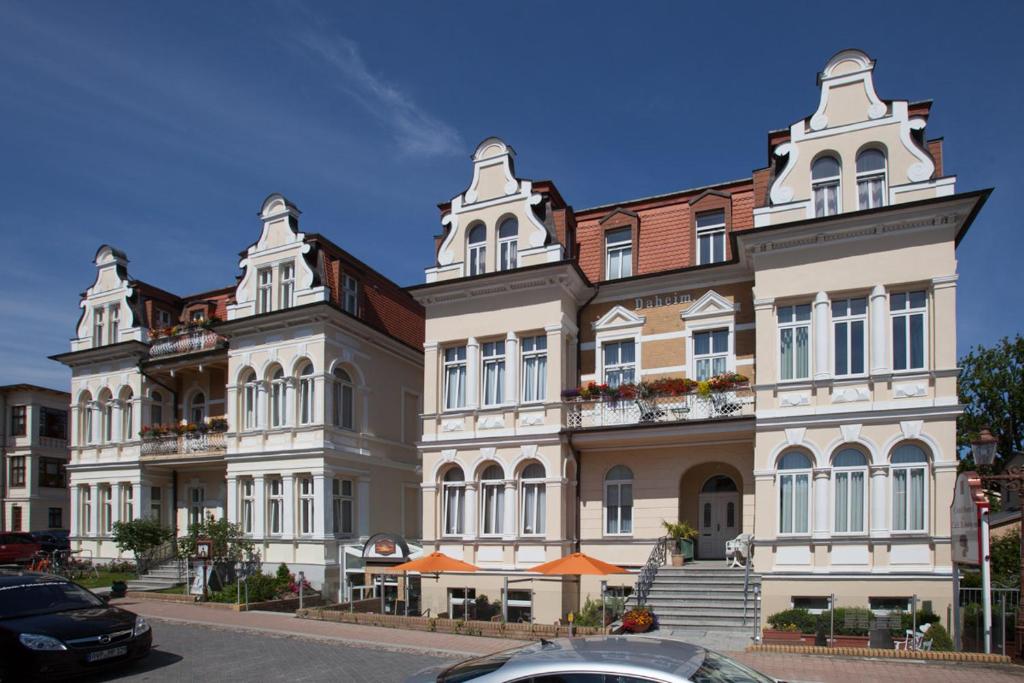 un edificio con un coche aparcado delante de él en Hotel Villa Auguste Viktoria, en Ahlbeck