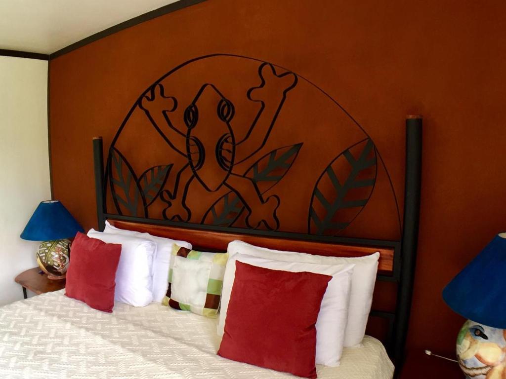 Postel nebo postele na pokoji v ubytování Lucky Bug Bed And Breakfast