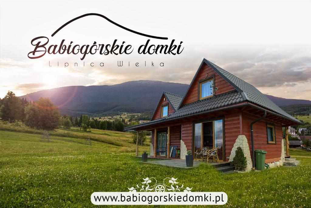 una pequeña casa en una colina con montañas en el fondo en Babiogórskie Domki, en Lipnica Wielka