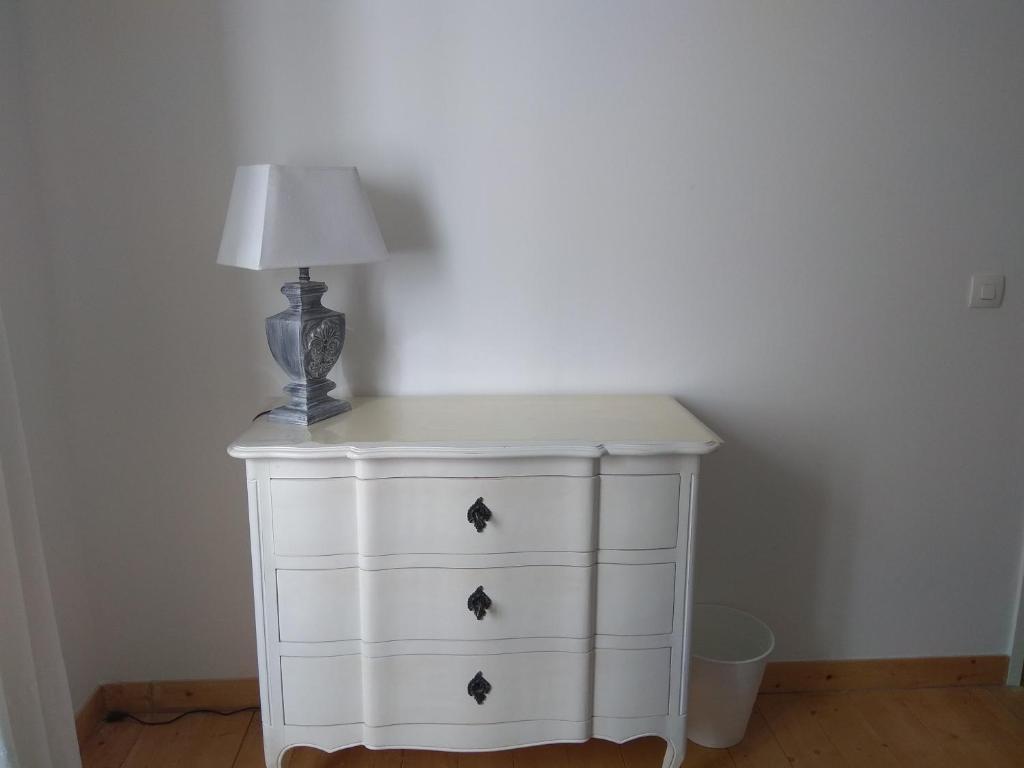 a white dresser with a lamp on top of it at Atelier Liberation in Bourgoin