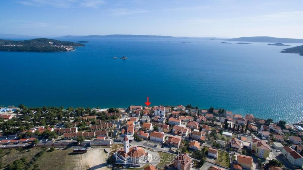 een luchtzicht op een stad naast het water bij Vacation Home Mirjana in Seget Vranjica