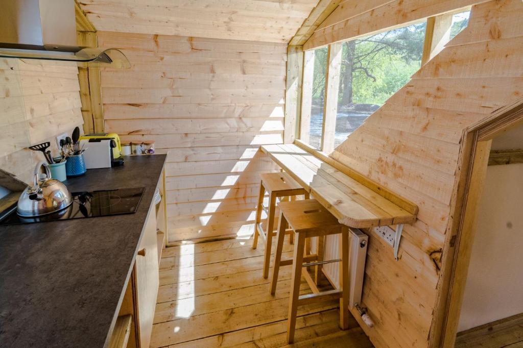 Cucina o angolo cottura di Killarney Glamping at the Grove, Suites and Lodges