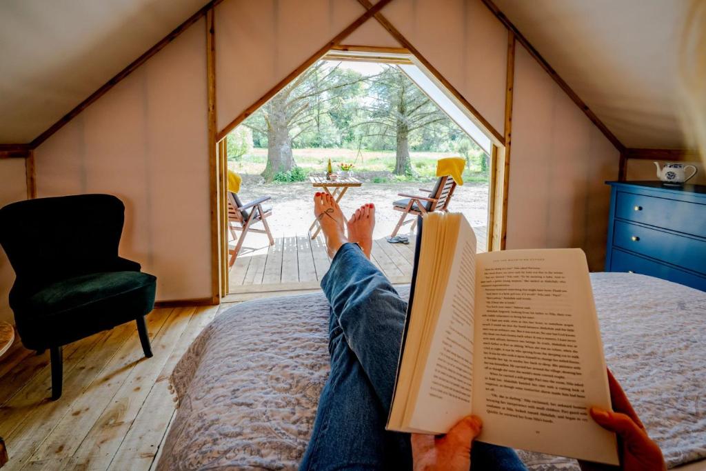 Letto o letti in una camera di Killarney Glamping at the Grove, Suites and Lodges