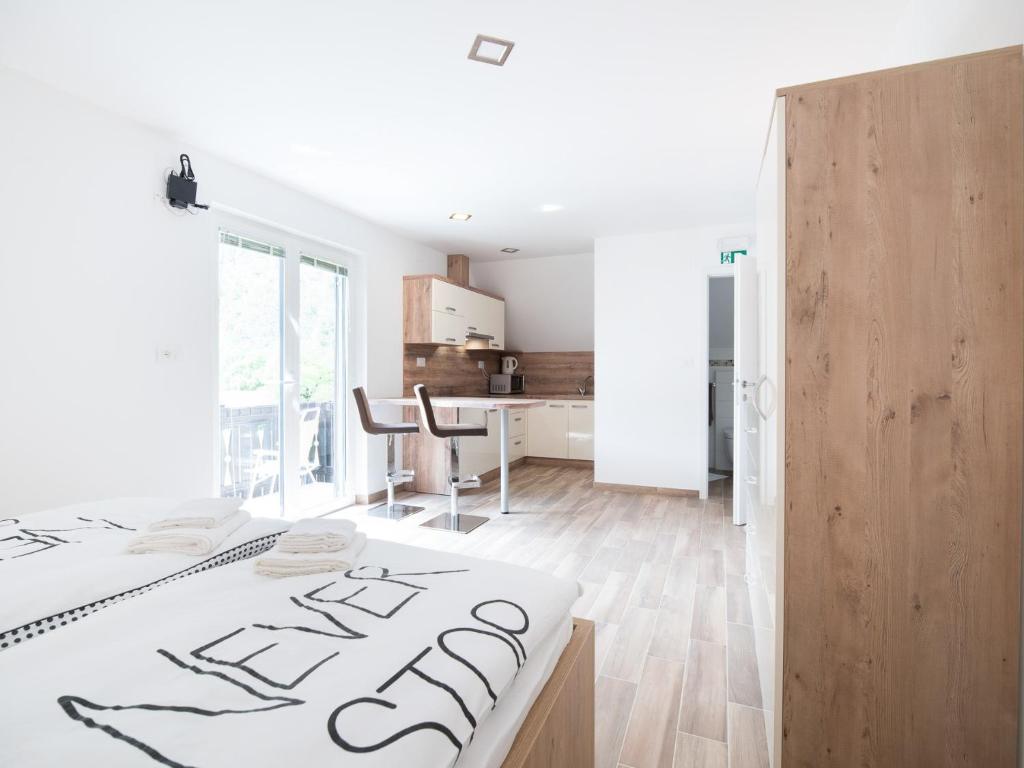 Postel nebo postele na pokoji v ubytování Apartments and rooms Nataša 2
