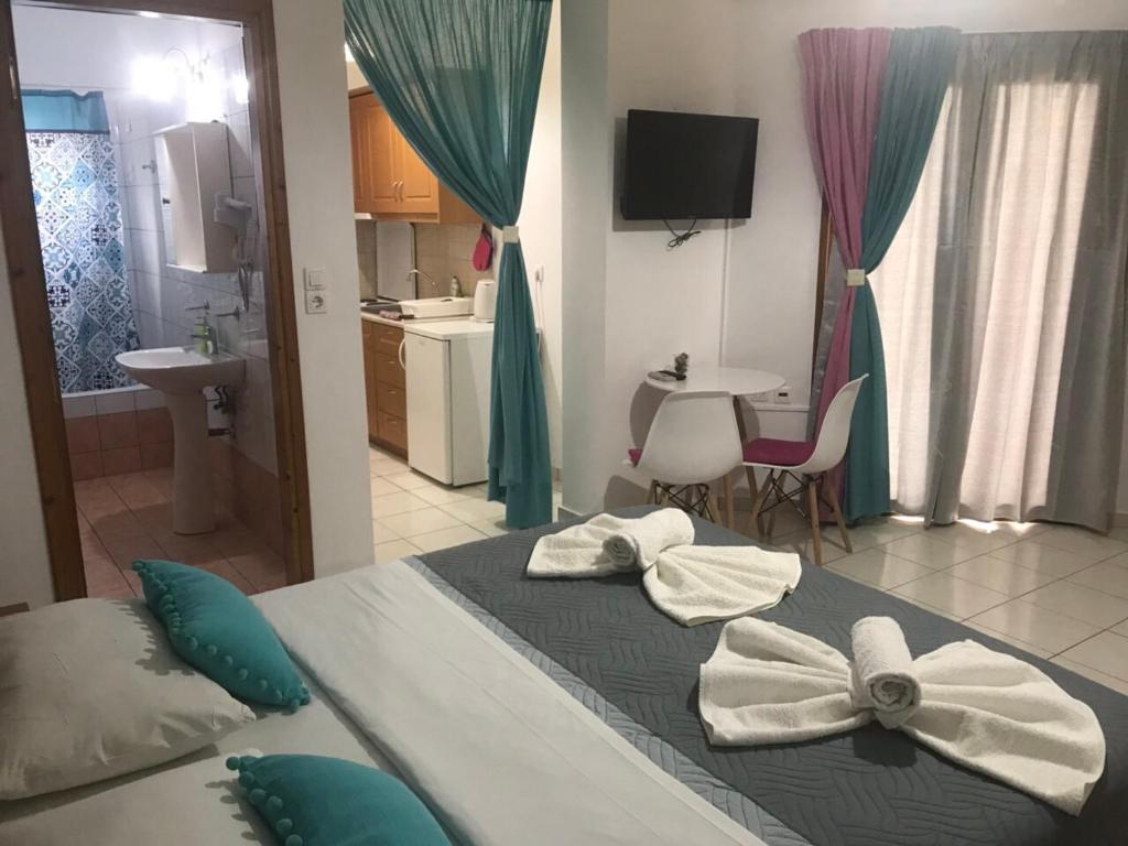 Posteľ alebo postele v izbe v ubytovaní Vrisi Apartments & Villa