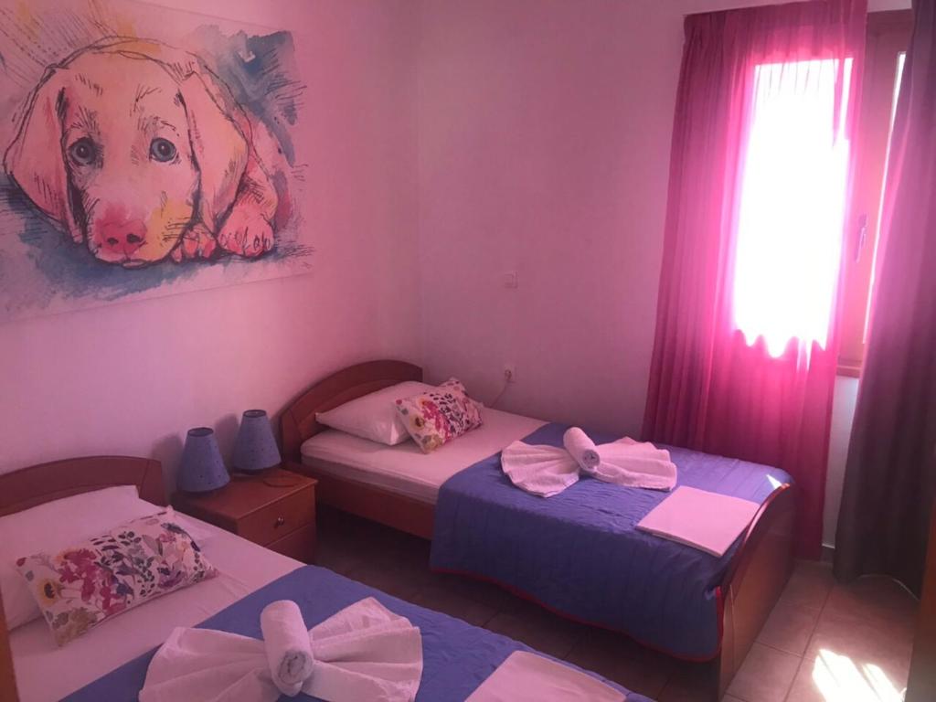 Posteľ alebo postele v izbe v ubytovaní Vrisi Apartments & Villa