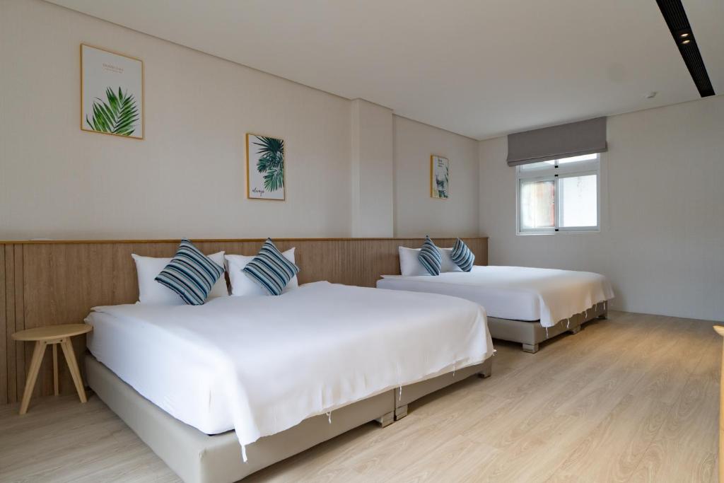 Ένα ή περισσότερα κρεβάτια σε δωμάτιο στο Feng-Chi Inn