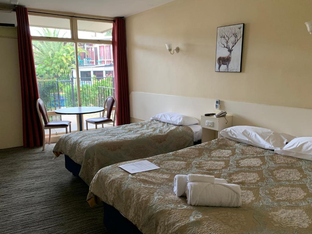 Postel nebo postele na pokoji v ubytování Jacksons Motor Inn