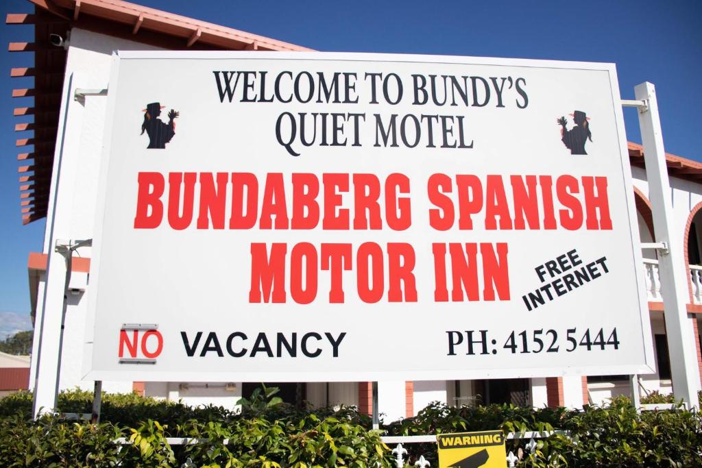 una señal para un hotel frente a un edificio en Bundaberg Spanish Motor Inn, en Bundaberg