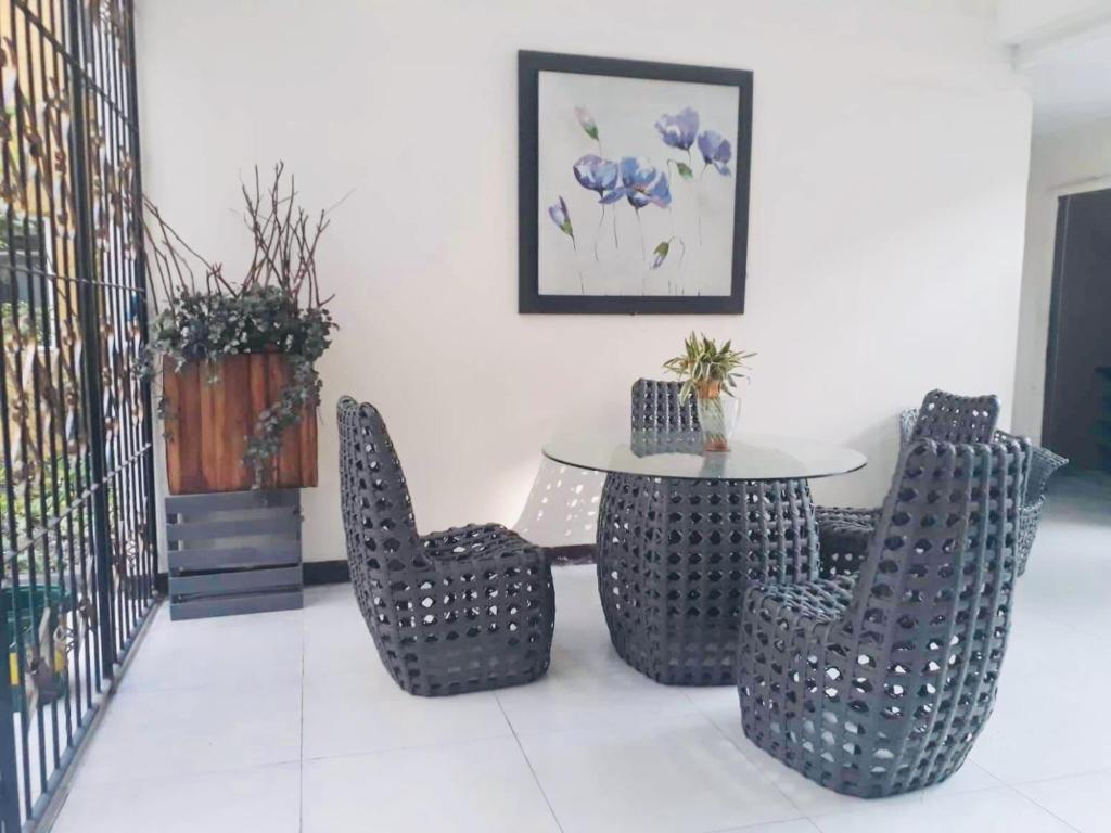 ein Esszimmer mit Stühlen und einem Tisch in der Unterkunft El Pueblo Manila Condominium in Manila