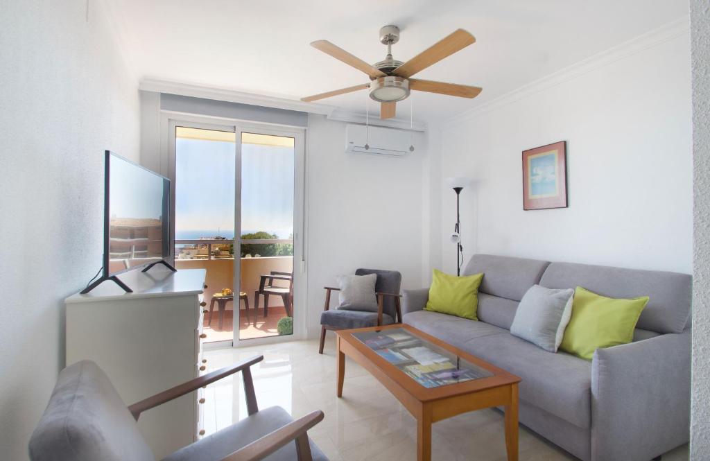 salon z kanapą i stołem w obiekcie R&E apartment w mieście Torremolinos