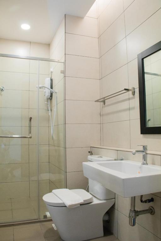 Bilik mandi di Octagon Ipoh by Plush