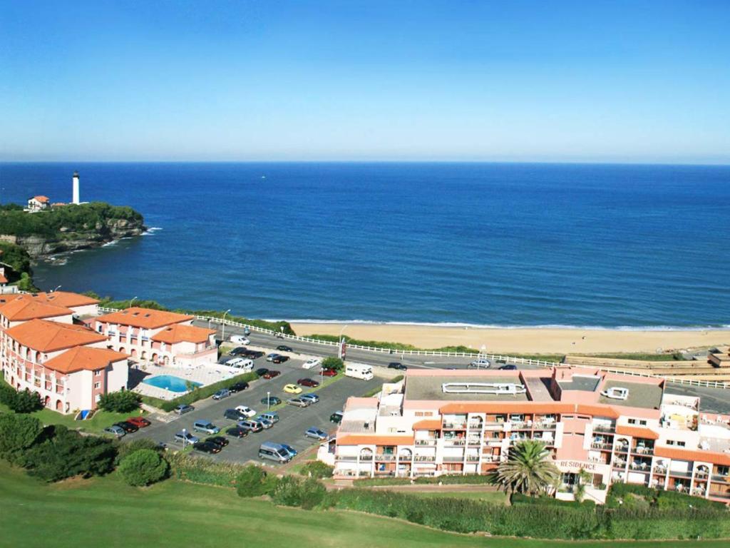 een luchtzicht op een resort naast de oceaan bij Mer et Golf in Anglet