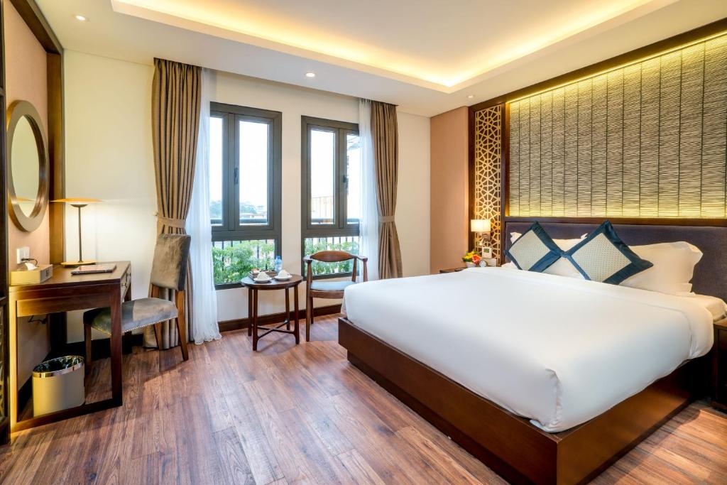 Postel nebo postele na pokoji v ubytování Conifer Grand Hotel