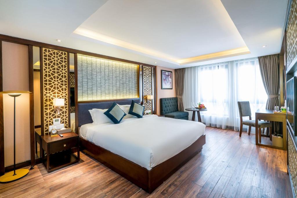 Postel nebo postele na pokoji v ubytování Conifer Grand Hotel