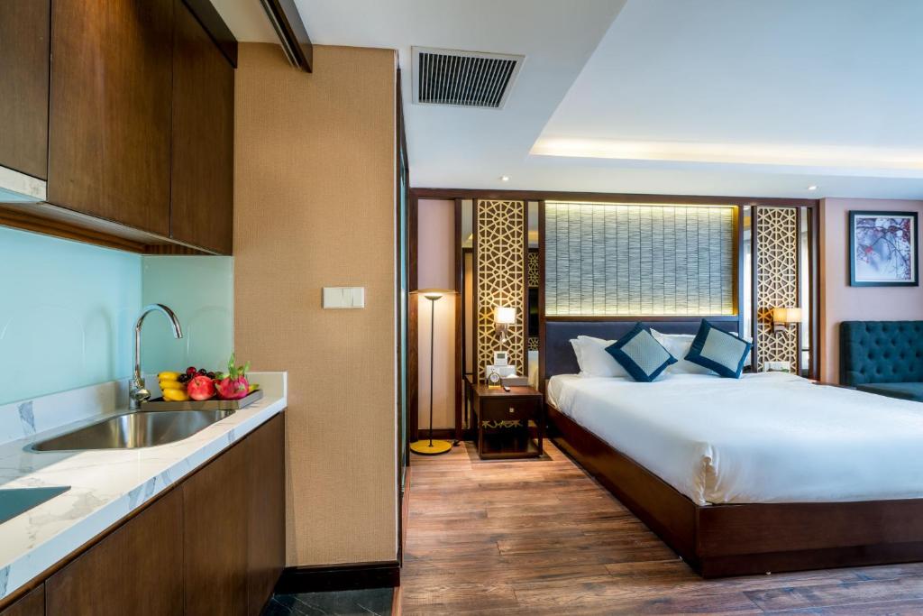 Postel nebo postele na pokoji v ubytování Conifer Grand Hotel
