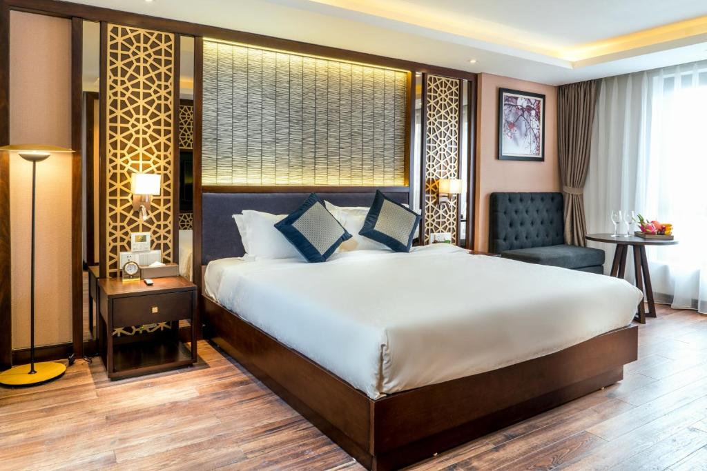 Postel nebo postele na pokoji v ubytování Conifer Grand Hotel