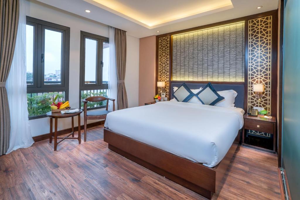 Postel nebo postele na pokoji v ubytování Conifer Grand Hotel
