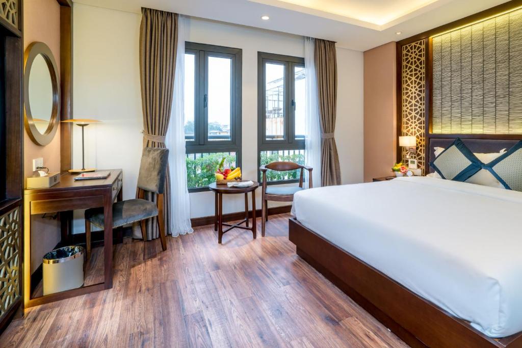 Postel nebo postele na pokoji v ubytování Conifer Grand Hotel