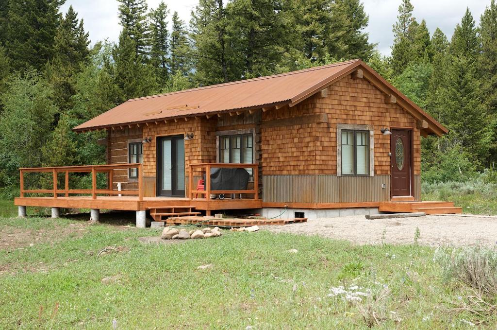 True dom. фасад с коричневыми окнами. деревянный дом. дома в готическом стиле. большой одноэтажный дом из кирпича.