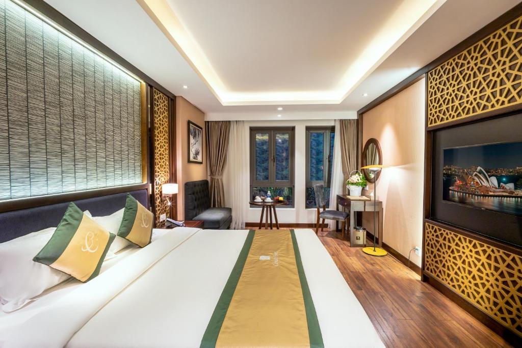 Postel nebo postele na pokoji v ubytování Conifer Grand Hotel