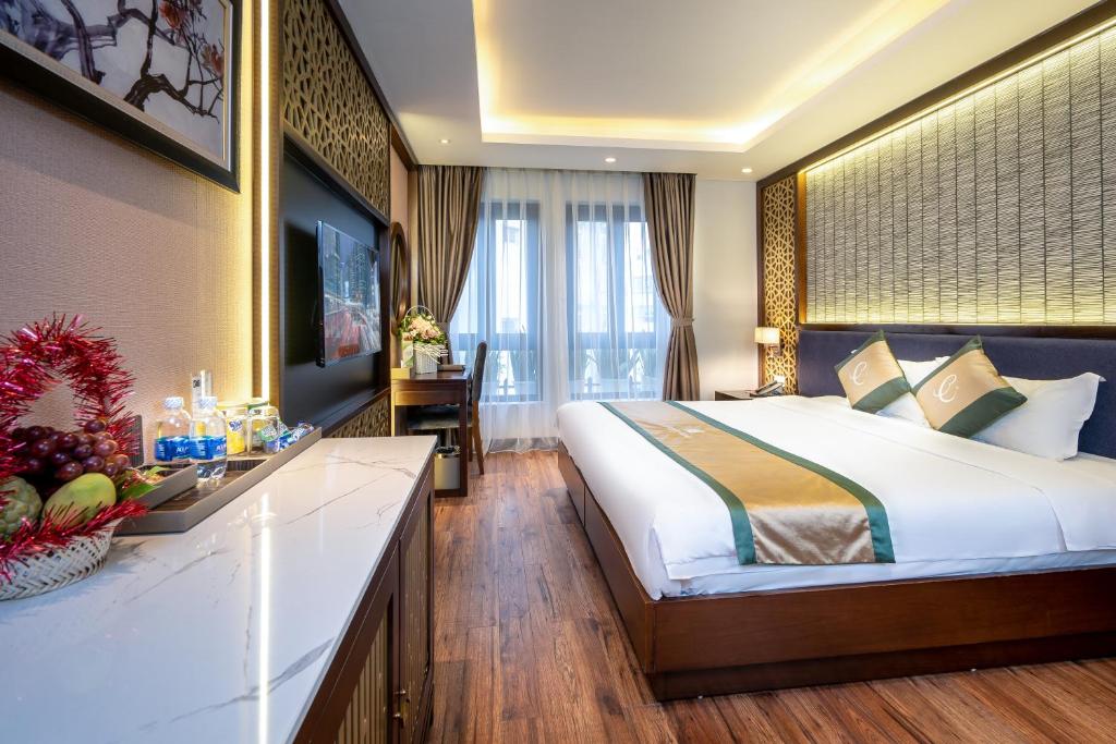 Postel nebo postele na pokoji v ubytování Conifer Grand Hotel
