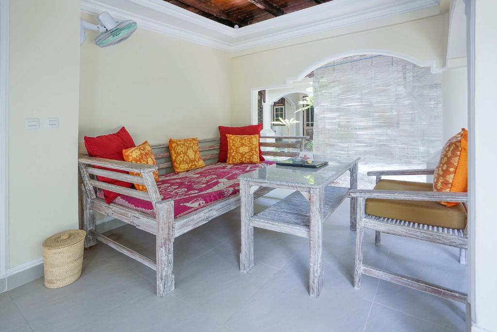 a living room with a couch and a table at Martas Hotel in Gili Trawangan