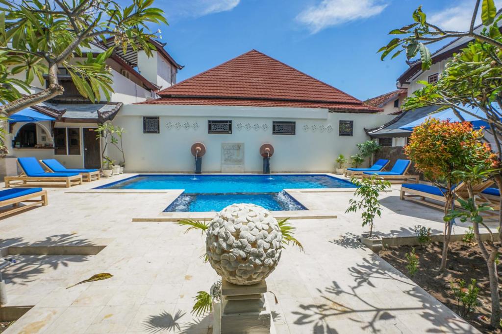 an image of a villa with a swimming pool at Martas Hotel in Gili Trawangan