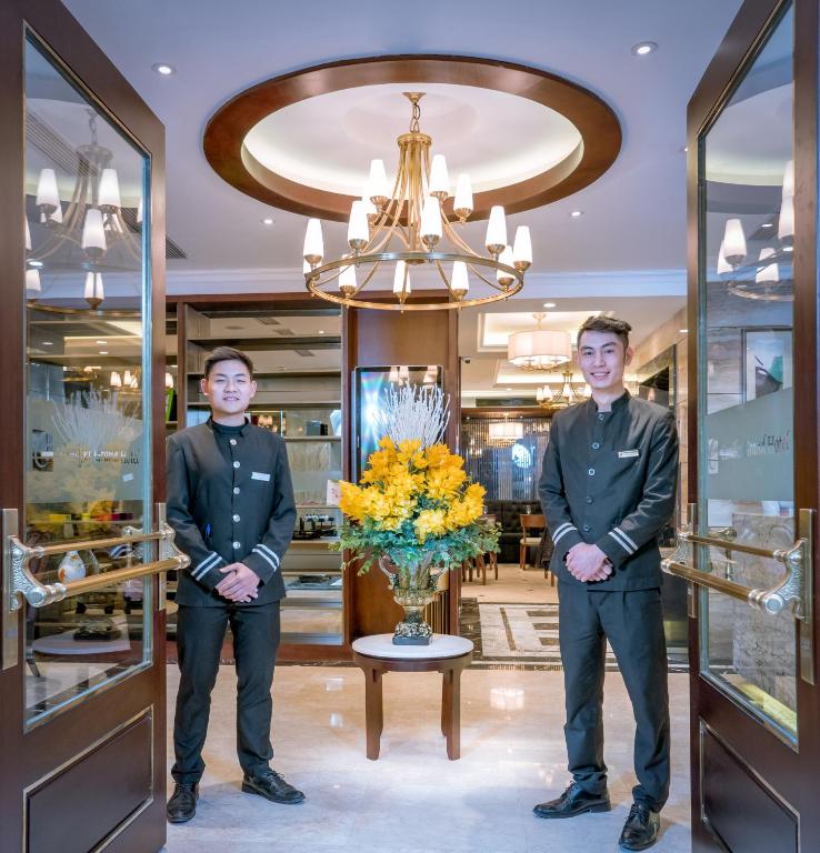 Členové personálu v ubytování Conifer Grand Hotel