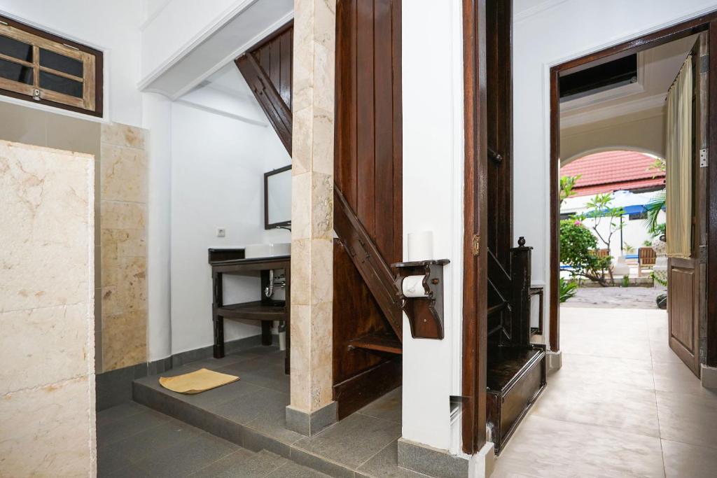 a hallway with a door leading into a room with a desk at Martas Hotel in Gili Trawangan