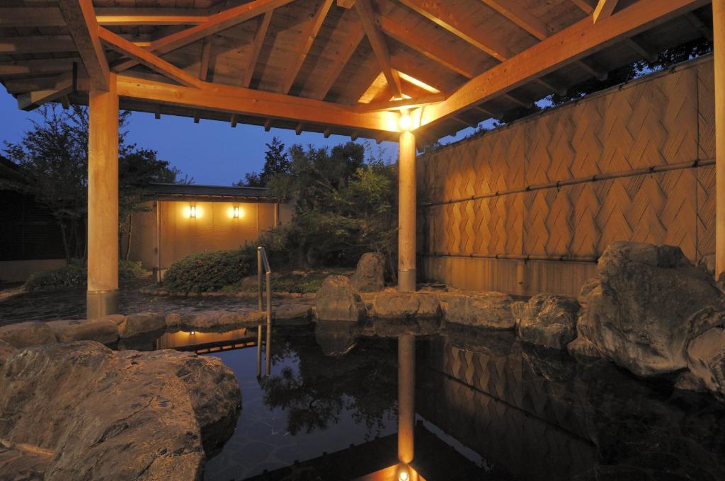 浜田市にある湯屋温泉 リフレパークきんたの里の庭の池の上に木製の櫓