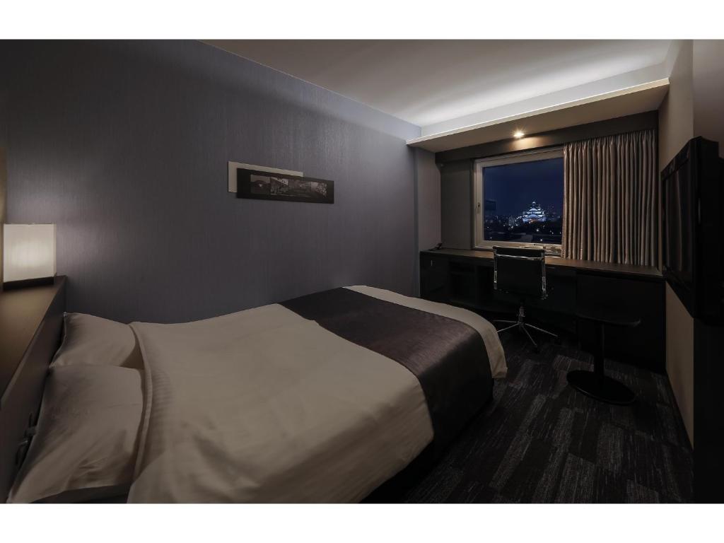 Кровать или кровати в номере KKR Hotel Osaka